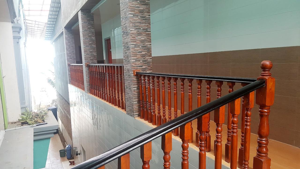 Nasional Hotel Gunung Sitoli Buitenkant foto