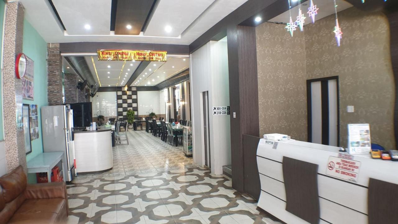 Nasional Hotel Gunung Sitoli Buitenkant foto