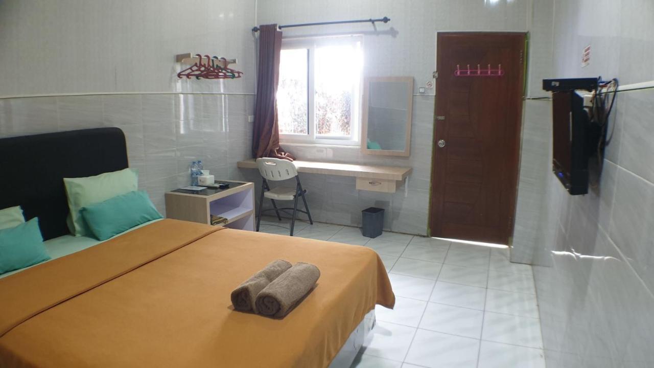 Nasional Hotel Gunung Sitoli Buitenkant foto