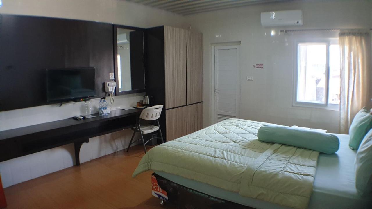 Nasional Hotel Gunung Sitoli Buitenkant foto