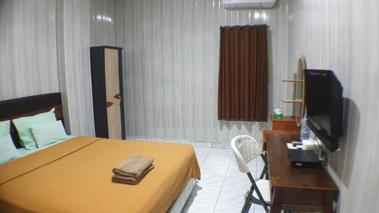 Nasional Hotel Gunung Sitoli Buitenkant foto